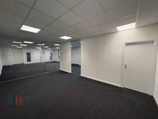 Instapklare kantoorruimte met een totale oppervlakte van 160 m² te huur. Deze aantrekkelijke ruimte is uitstekend gelegen <strong>vlak naast de E40 </strong>en op slechts 1 minuut rijden van afrit 14 Sint-Denijs-Westrem, waardoor een snelle verbinding gegarandeerd is. Ook met het openbaar vervoer is deze locatie vlot bereikbaar.<br /><br />Het kantoor bevindt zich aan de achterzijde van het gebouw en op de tweede verdieping, daarnaast is het <strong>praktisch ingedeeld</strong> in twee aparte ruimtes. Deze indeling biedt een landschapskantoor en een afzonderlijk bureel/ vergaderruimte. De ruimte beschikt verder over moderne faciliteiten, waaronder airco, een kitchenette en grote raampartijen die zorgen voor een lichtrijke werkomgeving. Tevens zijn er ruime parkeermogelijkheden beschikbaar bij het gebouw. <strong>Onmiddellijk beschikbaar</strong>!<br /><br />Heeft u interesse? Neem vandaag nog contact op met PANORAMA B2B GENT KANTOREN voor meer (technische) informatie, gedetailleerde plannen of om een vrijblijvend plaatsbezoek in te plannen via <strong>0477 44 39 30</strong>. 
