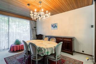 Te moderniseren appartement (96 m²) met 2 slaapkamers, 2 terrassen en autostaanplaats in Berchem. Het pand is gelegen in de Pulhofwijk. Het station...