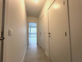 Op zoek naar een leuk <strong>1 slaapkamer</strong> appartement dat centraal gelegen is? Dan is dit appartement wat je zoekt! <br /><br /><span>Via de voordeur kom je in de <strong>hall</strong> van het appartement met <strong>apart toilet</strong>. De gezellige</span><strong> leefruimte</strong><span> met </span><strong>open ingerichte keuken</strong><span> (vitrokeramische kookplaat, dampkap, heteluchtoven, inbouwkoelkast en vaatwasser) heeft een tof</span><strong> overdekt Zuid-Oost terras</strong><span>. Aan de keuken is er een </span><strong>aparte berging</strong><span> waar de aansluiting zit voor wasmachine en droogkast. Verder is er een </span><strong>ruime slaapkamer, met en-suite</strong><span> </span><strong>badkamer</strong><span> met dubbele wastafel en inloopdouche. </span><br /><br /><span>In de prijs van het appartement zit een </span><strong>ondergrondse staanplaats (P54)</strong><span> inbegrepen.</span><br /><br /><span>Domicilie verplicht.</span><br /><span>Huurprijs : <strong>750 Euro per maand</strong></span><br /><span>Huurwaarborg : 3 maanden huur</span><br /><span>Gemeenschappelijke lasten : <strong>60 Euro provisie per maand</strong></span><br /><span>Er zijn individuele tellers voor water, gas en electriciteit.<br /></span>EPC: label A<br /><span>Beschikbaar : 01/09/2026</span><br /><span>Bezoeken enkel na afspraak.<br /><br /><strong>Een bezoek plannen? Dit kan enkel via onze website www.stellarimmo.be/te-huur. Ga naar het pand en klik op de Een bezoek aanvragen knop onder de foto van de makelaar. <br /><br />Verdere info via martine@stellarimmo.be</strong></span>