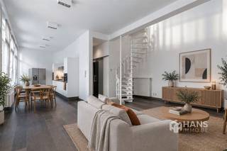 <p><span>Wonen in hartje Antwerpen, met de stad letterlijk aan je voeten. In de Wiegstraat verblijf je op een uiterst centrale locatie in het historische stadscentrum, met winkels, horeca, cultuur en openbaar vervoer allemaal binnen handbereik. De Meir, Groenplaats, Grote Markt en het historisch centrum bevinden zich allemaal op wandelafstand. Een uiterst centrale ligging voor wie volop van de stad wil genieten.</span></p><p><span>Het appartement bevindt zich op de eerste verdieping van een kleinschalig gebouw en is ingedeeld als duplex. Het beschikt over PVC-ramen met dubbele beglazing, een gunstige EPC-score B (182) en alle nutsvoorzieningen zijn individueel.</span></p><p><span>De absolute blikvanger is de bijzonder ruime en lichtrijke leefruimte met open keuken, goed voor maar liefst 40 m². De hoge raampartijen over vrijwel de volledige lengte zorgen voor een aangename hoeveelheid daglicht. De keuken is ingericht met onder meer een gasvuur, dampkap, oven, microgolfoven, vaatwasser en spoelbak. Verder vind je op deze verdieping een badkamer van 4 m² met inloopdouche en lavabomeubel, een apart toilet en een praktische berging/wasplaats van 4 m².</span></p><p><span>Via de wenteltrap bereik je de bovenverdieping met een ruime slaapkamer van 13 m². Zo worden woon- en slaapgedeelte op een aangename manier van elkaar gescheiden.</span></p><p><span>Een lichtrijke duplex, een ruime leefruimte én Antwerpen aan je voeten? Kom hem zelf ontdekken!</span></p><p><span>Bewoonbare opp. 82 m² ref.: bruto vloeropp. EPC. Voor meer info of een gratis schatting surf naar </span><span><span>www.hansimmo.be</span></span></p><p><span> </span></p>