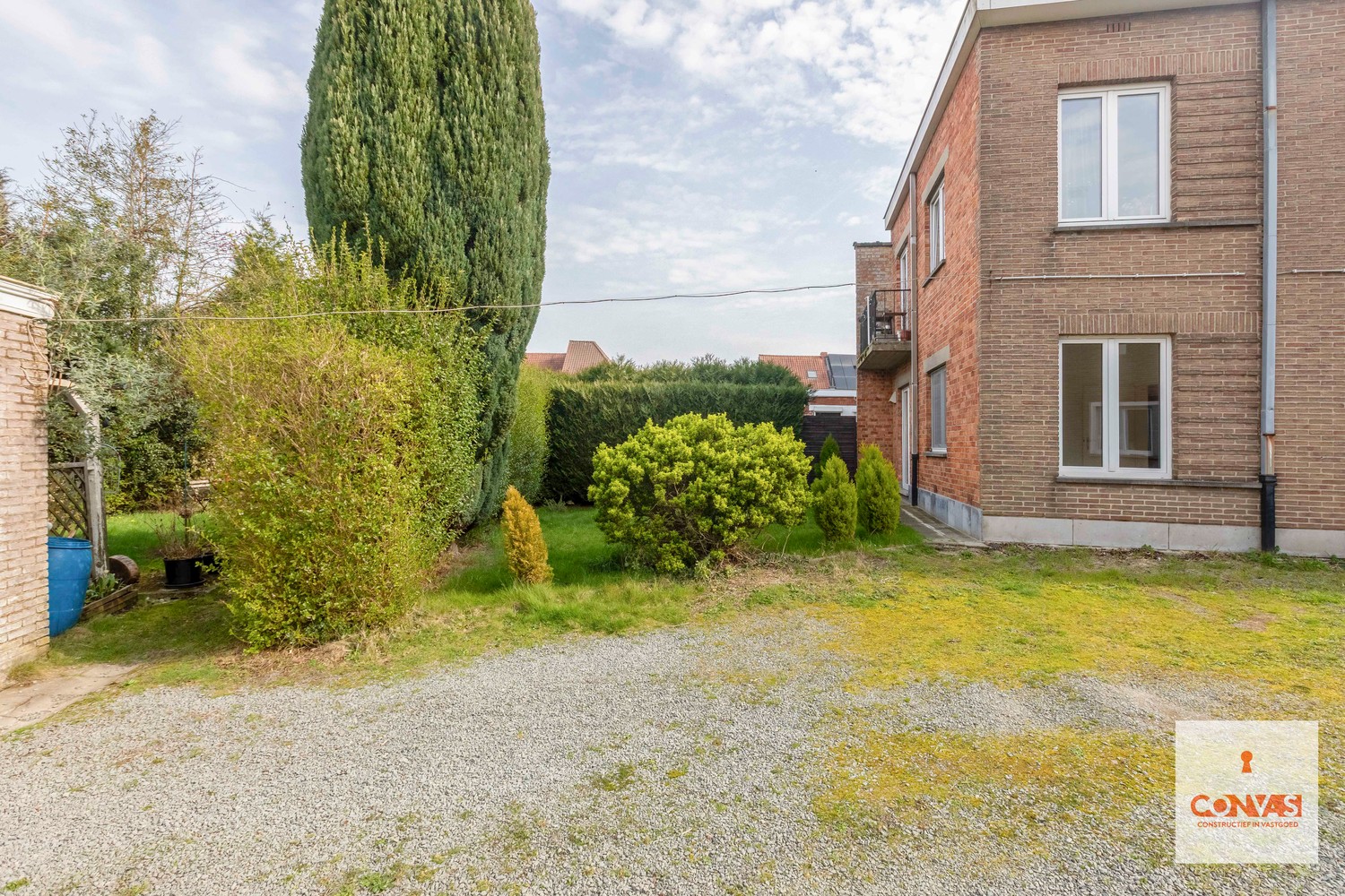 Opbrengsteigendom met twee appartementen, tuin en garageboxen - photo 3