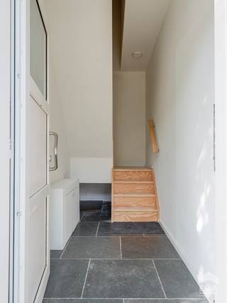 strong&gt;Instapklaar duplexappartement met 3 slaapkamers in hartje Overpelt!
<p>Op de uitzonderlijke centrumlocatie Dorpsstraat 26 bus 2 bevindt zich dit ruime appartement van 141 m², volledig gerenoveerd in 2019. Het gebouw omvat slechts 2 appartementen en heeft geen gemeenschappelijke ruimtes. Via de eigen inkomhal bereikt u de eerste verdieping met een ruime, open leefruimte bestaande uit woonkamer, eetplaats en moderne keuken met eiland. Verder zijn hier een hal, apart toilet en badkamer voorzien. De tweede verdieping omvat 3 slaapkamers, waarvan de grootste beschikt over een dressing. Met EPC-label B, condenserende gasketel, conforme elektriciteit én asbestveilig attest geniet u van een zorgeloze aankoop. De combinatie van ruimte, instapklaar comfort en een topligging midden in het centrum maakt dit appartement bovendien bijzonder interessant als investering.</p>
<p>Dit appartement wordt verkocht met inbegrip van de huidige meubelen.</p>