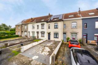 Immo Pické biedt U deze gunstig gelegen woning aan gelegen in de nabijheid van winkels, scholen, openbaar vervoer en de belangrijkste verbindingswegen. Deze woning bestaat uit een inkomhal, een woonkamer, een eetkamer, een keuken, een toilet, een wasplaats/berging, een nachthal, 2 slaapkamers en een inrichtbare zolder bereikbaar met een vaste trap. Aanwezigheid van een kelder.<br />Voor de woning bevinden zich 2 open autostaanplaatsen en achter de woning een ruime tuin.