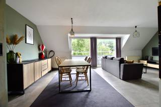 <p><span>Instapklaar duplex appartement (97 m²) in rustige omgeving nabij centrum Appels</span></p><p><span> </span></p><p><span>Op zoek naar een ruim en lichtrijk appartement met alle comfort? Dit verzorgde duplex appartement van </span><span>97 m²</span><span> bevindt zich in een rustige omgeving, op korte afstand van het centrum van Appels, en is volledig instapklaar.</span></p><p><span>Bij het betreden van het appartement komt u terecht in de ruime woon- en leefruimte met veel natuurlijke lichtinval. De open keuken sluit naadloos aan op de leefruimte en biedt een aangename woonbeleving. Achter een praktische schuifwand bevinden zich de condensatieketel HR-top (2017) en extra bergruimte, ideaal voor onder meer een losse vaatwasser en bijkomende opslag.</span></p><p><span>Op de duplexverdieping vindt u twee volwaardige slaapkamers en een verzorgde badkamer. De grootste slaapkamer (3de verdieping) is bovendien uitgerust met airconditioning, wat zorgt voor extra comfort tijdens warme zomerdagen.</span></p><p><span> </span></p><p><span>Extra troeven:</span></p><ul><li><span>Lift</span><span> in het gebouw </span></li><li><span>Inclusief </span><span>buitenberging</span><span> (ideaal voor fietsen, materiaal of extra stockage) </span></li><li><span>Ruime parkeermogelijkheden voor de deur </span></li><li><span>Mogelijkheid tot overname van meubels</span><span> </span></li><li><span>Lage gemeenschappelijke kosten: </span><span>60/maand</span><span> </span></li><li><span>EPC B-label</span><span> score van slechts </span><span>138 kWh/m² jaar</span><span> </span></li></ul><p><span> </span></p><p><span>Een ideale woonst voor wie op zoek is naar ruimte, comfort en een rustige ligging met een uitstekende bereikbaarheid. </span><span>Beschikbaar onmiddellijk of in overleg.</span></p><p><span>Interesse? Neem gerust contact op voor meer informatie of een bezoek ter plaatse.</span></p><p><span> </span></p><p><span>Contact T. 052 55 55 55 - <span>info@immotwins.be</span></span><span> - <span>www.immotwins.be</span></span><span> </span></p>