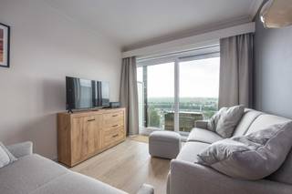 Gemeubelde studio met zonnig terras en open zicht op de Polders<br /><br />Deze verzorgde en gemeubelde studio bevindt zich op de zesde verdieping, aan de rustige achterzijde en zonnekant van Residentie Park. Dankzij de hoge ligging geniet u er van een mooi, open uitzicht over de Polders.<br /><br />De studio omvat een lichtrijke woonkamer met open keuken, een badkamer met douche, lavabo en toilet, en een aangenaam terras aan de zonnekant. Een private kelderberging is inbegrepen in de verkoop.<br /><br />Ideaal gelegen op wandelafstand van winkels, horeca, de zeedijk en het strand. De perfecte uitvalsbasis voor wie op zoek is naar een aangenaam tweede verblijf aan zee.