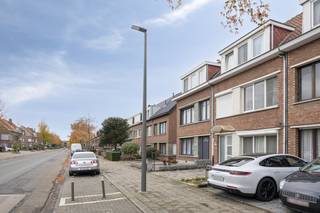 Welkom in dit huis met een uitstekende locatie dat we hier te koop aanbieden in Merksem!Bij binnenkomst, wordt u verwelkomd in de inkomhal met...