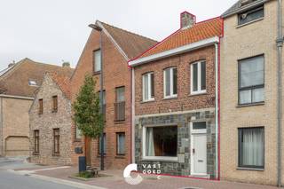 Ben je op zoek naar een woning met 4 slaapkamers en garage pal in het centrum van Peer? Dan is dit pand op een perceel van 2are 47ca precies wat je zoekt! Dankzij de gunstige ligging en talloze mogelijkheden biedt dit pand alles wat je nodig hebt. <br />De woning is zowel langs de voor- als achterkant te bereiken, waarbij je via een servitude in de garage terecht komt. In 2017 werden er enkele renovaties uitgevoerd, waaronder: de verwarming, waterleidingen, de aanbouw met lichtkoepel, vloeren, elektriciteit. In het midden bevind zich een patio, waarop je zicht hebt zowel vanuit de keuken als de opkelder. <br /><br />INDELING: <br />Gelijkvloerse verdieping:<br />- Inkomhal<br />- Ruime leefruimte<br />- Opkelder/bureauruimte<br />- Eetplaats met toegang tot de patio<br />- Keuken<br />- Badkamer met douche-bad<br />- Apart toilet<br />- Buitenberging<br />- Aparte garage <br /><br />Verdieping: <br />- 4 Slaapkamers <br />- Nachthal<br />- Toegang tot de zolder<br /><br />Kelder/Zolder: <br />- De voorraadkelder is bereikbaar via de leefruimte. De opkelder die voorheen gebruikt werd als bureauruimte, situeert zich achter de trap. De zolder is bereikbaar via één van de slaapkamers en beschikt over zoldervloerisolatie. <br /><br />Tuin/Terras:<br />- Leuke stadstuin met losstaande garage. Daarnaast is er een aparte buitenberging aanwezig. <br /><br />EXTRA TROEVEN:<br />+ Centrale ligging<br />+ Perceel langs 2 kanten toegankelijk<br />+ Elektriciteit conform (tot 2042)<br />+ 4 Slaapkamers<br /><br />INTERESSE:<br />Wil je dit pand graag bezichtigen of wens je meer informatie? Neem contact met ons op en we helpen je dichtblij verder!