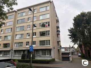 <p><span><span>Spacieux appartement de plain-pied avec trois chambres à Wilrijk. À la limite de Wilrijk, Mortsel et Edegem se trouve ce spacieux appartement de plain-pied comprenant trois chambres et un jardin/cour unique. Situé dans un quartier central, calme et verdoyant, à proximité des axes routiers, des commerces, des écoles et d'une crèche. Le parc Middelheim est accessible à pied. Agencement : Entrée et hall : penderie pour les manteaux et les chaussures. Pièce à vivre : grande pièce avec cuisine ouverte bien équipée (44 m²) et parquet massif d’origine. Espaces de rangement : deux grands et trois petits dans le hall, plus des toilettes séparées. Salle de bains : équipée d’un lavabo, d’une baignoire et d’une douche. Buanderie : pour la machine à laver et le sèche-linge. Chambres : trois chambres (14 m², 14 m², 11 m²) ; la plus petite fait office de dressing. Deux chambres donnent accès à la terrasse orientée sud et à la grande cour/jardin (100 m²) avec coin détente, bac à sable et cuisine extérieure. Équipements supplémentaires : Charges : charges collectives comprenant l'eau et le chauffage. Cave : espace de rangement privé et local à vélos commun. Situation : À proximité d’une école (20 m), de crèches (100 m), d’une pharmacie (75 m), de supermarchés (200 m, 500 m, 700 m), d’hôpitaux et du parc Middelheim. À proximité de l'accès à l'autoroute et de stations de vélos. Particularités : Joliment rénové, conforme aux normes AREI. Grand débarras en sous-sol.</span></span><span> </span></p>