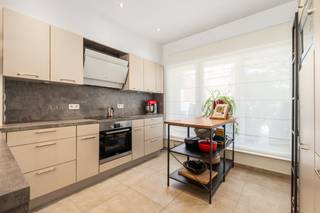 <p><strong>Te koop: instapklare gesloten bebouwing in Vilvoorde, gelegen aan de stadsrand en op korte afstand van scholen, openbaar vervoer, park, treinstation en invalswegen.</strong></p><p>Deze woning uit 1958 combineert comfort en energiezuinigheid dankzij een EPC-label B en een conforme elektrische installatie. De zuidoost georiënteerde tuin van 112 m² biedt volop zon en is ideaal voor ontspanning. De ligging nabij ziekenhuis en voorzieningen maakt dit een praktische en aangename woonplek.</p><p><br /></p><p><strong>Belangrijkste ruimtes:</strong></p><p>• Woonkamer (18,3 m²) met gezellige indeling</p><p>• Keuken (12,1 m²) uitgerust met inductiekookplaat, oven, vaatwasser en koelkast</p><p>• Badkamer (5,2 m²) met douche, toilet en wastafel in meubel</p><p>• 3 slaapkamers (11,3 m², 14,0 m² en 29,6 m²)</p><p>• Bergingen (4,9 m² en 6,0 m²) met verwarmingsketel en wasmachine-aansluiting</p><p>• Tuin (112 m²) met terras (18,8 m²) en tuinhuis</p><p>• Buiten parkeerplaats</p><p><br /></p><p><strong>Troeven:</strong></p><p>• Instapklare woning</p><p>• Energiezuinig: EPC B + conforme elektrische installatie</p><p>• Zuidoost georiënteerde tuin</p><p><br /></p><p><strong>Neem vandaag nog contact op met Selena Perez y Latorre via +32 2 335 11 13 voor een bezoek.</strong></p><p>JOUW DROOMHUIS. ZO GEVONDEN!</p>