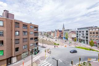 Zeer verzorgd appartement op de 3e verdieping van residentie Gaudi met een fijn uitzicht op de Grote Markt van Sint-Niklaas. Het appartement...