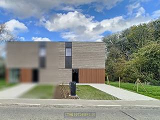 <br />Deze MODERNE en ENERGIEZUINIGE GEZINSWONING bevindt zich op een UITSTEKENDE LIGGING in Gavere (Baaigem). De woning werd GEBOUWD IN 2022 en biedt een COMFORTABELE WOONBELEVING dankzij haar KWALITATIEVE MATERIALEN, LICHTRIJKE RUIMTES en DOORDACHTE INDELING. Door de aanwezigheid van ZONNEPANELEN en EPC LABEL A geniet u bovendien van ZEER LAGE ENERGIEKOSTEN, wat deze woning niet alleen TOEKOMSTGERICHT maar ook FINANCIEEL AANTREKKELIJK maakt.<br />Op het gelijkvloers betreedt u de woning via de inkomhal met gastentoilet en berging, waarna u doorloopt naar de ruime, lichtrijke woonkamer met open ingerichte keuken. De nachthal op de verdieping geeft toegang tot 3 volwaardige slaapkamers, een moderne badkamer en een 2de toilet.<br />Buitenshuis beschikt de woning over een onderhoudsvriendelijke tuin met zonnig terras, perfect om in alle rust te genieten. Daarnaast is er een ruime oprit aanwezig.<br /><br /><strong>!!Verkoop onder registratierechten!!</strong><br /><br />Adres: Baaigemstraat 267B, 9890 Gavere<br /><br />EPC: 42 kWh/m², G-score A en P-score B, Geen renovatieverplichting van toepassing