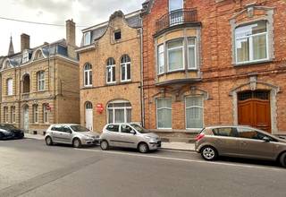 Dit appartement is als volgt ingedeeld: op het gelijkvloers is een ruime lichtrijke leefruimte met open geïnstalleerde keuken, badkamer met lavabomeubel, douche en toilet en een ruime slaapkamer. Op het eerste verdiep bevindt zich de tweede slaapkamer. <br /><br />Buiten is een gezellig terras. Van daaruit is er toegang tot een aparte bergruimte waar de aansluiting voor de wasmachine zich ook bevindt. <br /><br />Er is tevens een gemeenschappelijke bergruimte met de andere bewoners uit het gebouw voor fietsen en vuilbakken. Het appartement is achteraan toegankelijk via de zijstraat, handig met de fiets.