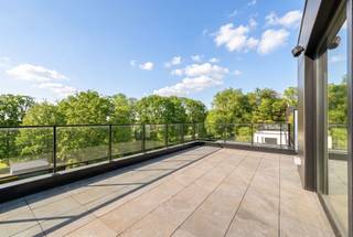 <p>Stijlvol en exclusief wonen op toplocatie in een klassevolle residentie met gemeenschappelijk zwembad. <br /><br />Dit luxueus afgewerkte penthouse biedt een perfecte combinatie van comfort, ruimte en licht. <br />Prachtige zongerichte terrassen genietend, en zicht op groen, een privé wellnesruimte met hammam en sauna, en een gemeenschappelijk zwembad, zorgen voor die extra luxe, en dit op een mooie locatie. <br /><br />Indeling: inkom met apart toilet en vestiaire, gezellige grote lichtrijke leefruimte (parket, gashaard, inmaakkasten) uitgevend op het groot zuid-gericht terras, open geïnstalleerde keuken met eiland, handige grote bureauruimte/slaapkamer/dressing, nachthal met dressingkasten, en 2 grote slaapkamers, met 2 badkamers, sauna en hamam, en berging. <br /><br />Ondergrondse dubbele garage (€70.000 bij te kopen). <br /><br />Meer info of plan je bezoek via denis@immobeguin.be</p>