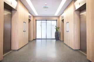 Mooie kantoorruimte te huur naast het Jubelpark, tussen Merode en Schuman. Talrijke faciliteiten in de omgeving (winkels, restaurants,...