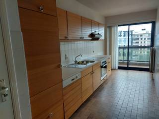 Centraal gelegen tweeslaapkamerappartement gelegen op het 7de verdiep van het appartementsgebouw. Dit situeert zich aan het Zuid in Gent, goed gelegen qua openbare vervoersmiddelen en grote invalswegen, nabij gelegen is er ook een grote openbare parking.<br /><br />Het appartement omvat inkom met ingebouwde vestiairekast, apart bezoekerstoilet, bergingen, zonrijke ruime living met aansluitend terras (voorkant), aparte ingerichte keuken, twee slaapkamers met terras (achterkant) en badkamer (ligbad met douchezone en dubbel lavabomeubel). Kelderberging.<br /><br />Provisie gemeenschappelijke syndickosten 80€/maand, provisie op verwarming en water €120. Energiezuinig appartement met vernieuwde hoogrendementsketel. Teller Elektriciteit privatief. Beschikbaar vanaf 01/12/2026 (kan besproken worden).<br /><br />Voor meer info of een afspraak mail Stefanie@vastgoedbrowaeys.be of bel 055/59 50 10.