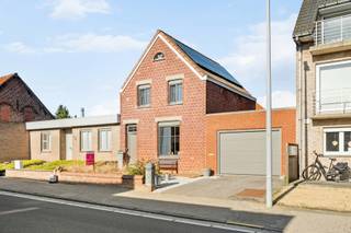 Deze instapklare woning (mogelijkheid tot 3 slpks) is rustig gelegen in Klerken (Houthulst).<br />
<p><u>De indeling van deze woning is als volgt:</u></p>
<ul>
<li>Kelderverdieping: droge kelder (behandeld geweest).</li>
<li>Gelijkvloerse verdieping: inkomhal, gezellige leefruimte met eetkamer, geïnstalleerde keuken, wasplaats, badkamer, apart toilet, veranda, inpandige garage, zonnige tuin met jacuzzi (inbegrepen), garage 2, uitweg achteraan de tuin, mooi stukje bouwgrond achteraan de tuin.</li>
<li>Eerste verdieping: slaapkamer 1 en slaapkamer 2 met aansluitend dressing - er is mogelijkheid om een 3e slaapkamer te maken van de dressing.</li>
<li>Zolderverdieping: geïsoleerde zolder.</li>
</ul>
De woning heeft een EPC label D, beschikt over 15 PV panelen, jacuzzi, uitweg achteraan de tuin en twee garages.<br /><br />PLUSPUNTEN:<br />- GEEN RENOVATIEPLICHT - INSTAPKLAAR<br />- UITWEG<br />- TWEE GARAGES<br />- UITBREIDING MOGELIJK<br /><br />*De vermelde prijs is een vanafprijs