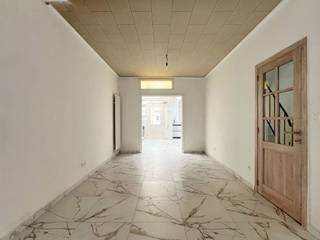 Deze centraal gelegen en gerenoveerde rijwoning in Heist-aan-Zee biedt verassend veel ruimte en licht. Ideaal voor wie op zoek is naar een...