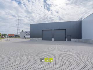 <p><strong>UNIT 9 VAN 493M² + 2990² KANTOREN OP INDUSTRIETERREIN JAGERSBORG TE MAASEIK.<br /><br />KENMERKEN<br /></strong>De units en kantoren worden in een CASCO-staat opgeleverd, waarbij de basis branddetectie reeds in de prijs begrepen is.<br />- oppervlakte unit: 299m²<br />- kantoorruimte verdieping: 299m²<br />- 2 sectionaalpoorten (4.00m breed x 4.20m hoog)<br />- gevelbekleding: geïsoleerde sandwichpanelen <br />- lichtstraat met RWA<br /><br /><strong>ALGEMEEN</strong><br />Aan de voornaamste toegangsweg naar het Industrieterrein Jagersborg, zijn deze nieuwe bedrijfsunits opgericht. Zowel de N73 als de N78 zijn vlot bereikbaar en de A2 autosnelweg bevindt zich op 9 km. Deze nieuwe site voorziet 9 KMO-units met verschillende afmetingen. Extra troef: 2 units beschikken over aparte kantoorruimtes. Het plan voorziet bovendien voldoende parkeerplaatsen, in totaal 39 stuks. Aan elke unit zijn persoonlijke parkeerplaatsen toegekend.<br /><br />Bekijkt u deze advertentie via een aanverwante vastgoedsite, surf dan zeker naar onze website <strong>www.N78vastgoed.be</strong> voor een uitgebreide beschrijving en foto's. Meer info: <strong>+32 (0)89 86 18 88 </strong>of <strong>info@N78vastgoed.be.</strong></p>