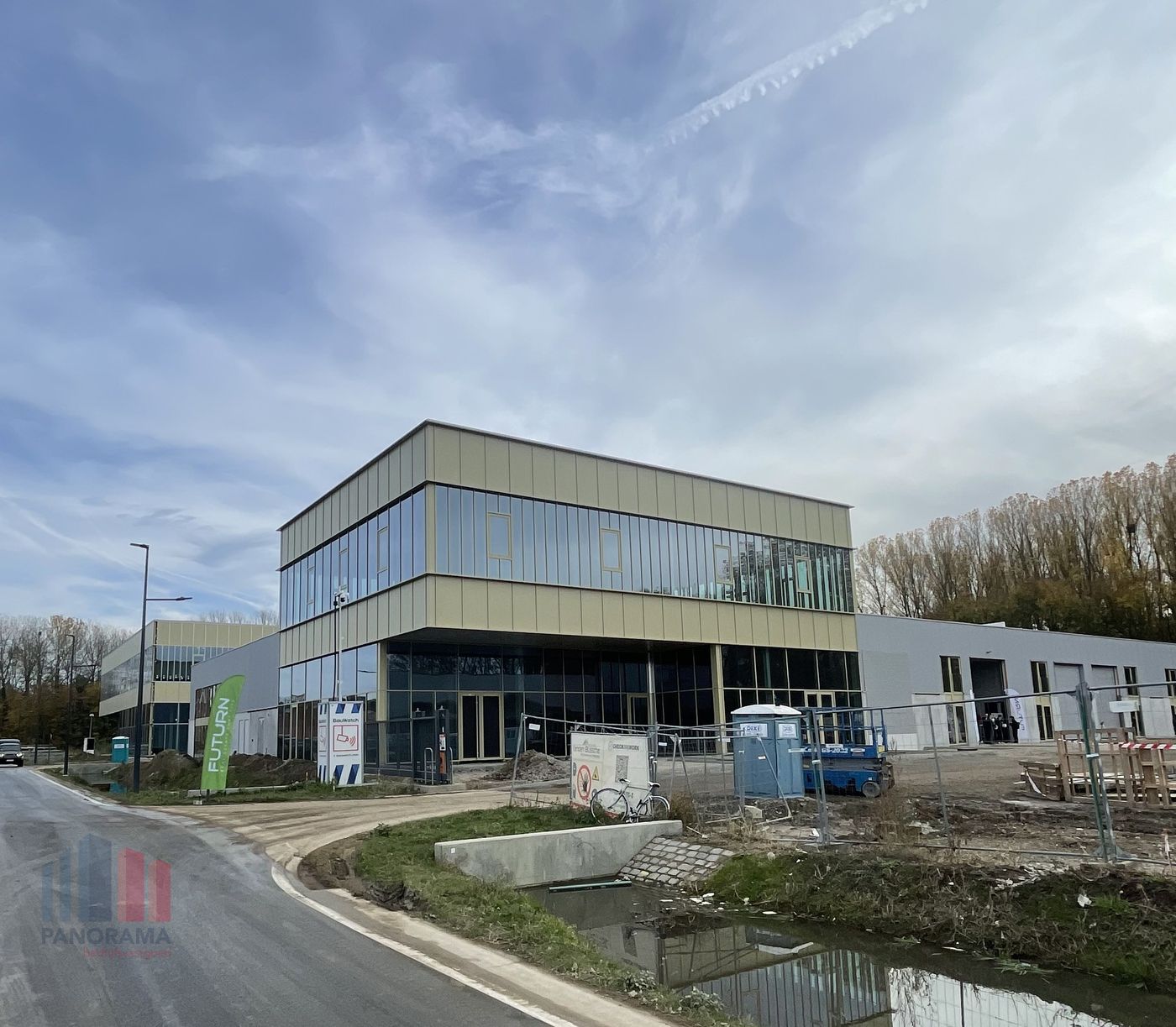 Showroom en kantoor te koop van 687 m² vlakbij R0 - foto 1