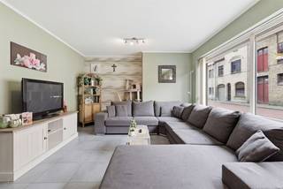 <p><span>In het hart van Diksmuide bevindt zich dit charmante, instapklare gelijkvloers appartement, ideaal gelegen op wandelafstand van de Grote Markt, winkels en openbaar vervoer (bus en trein).</span></p><p><span>Het appartement maakt deel uit van Residentie Paepenhoek en verwelkomt u via de inkomhal met apart gastentoilet. De ruime en lichtrijke leefruimte sluit naadloos aan op de open, volledig ingerichte keuken. Deze is voorzien van alle comfort. Aansluitend aan de keuken bevindt zich een praktische berging met aansluiting voor was- en droogmachine. </span></p><p><span>Verder beschikt het appartement over twee volwaardige slaapkamers (11 m² en 12 m²), waarvan één rechtstreekse toegang biedt tot het aangename terras. De badkamer is praktisch ingericht met een ligbad en een enkele lavabo in meubel.</span></p><p><span>Bijkomende troeven zijn de private kelderberging en de gemeenschappelijke fietsenberging in het kelderverdiep.</span></p><p><span>De rustige, maar uiterst centrale ligging vormt zonder twijfel een belangrijke meerwaarde.</span></p><p><span>Kortom, een ideale woonkans voor wie comfortabel en zorgeloos wil wonen. Absoluut een bezoek waard!</span></p>