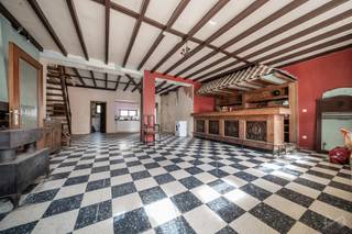 Contact : Maxime Van den Abbeele : 0494/05.23.55 - maxime.v@weinvest.be
Votre agence We Invest Charleroi & en Fagne vous présente aujourd'hui un nouveau bien!
Située à Morialmé, cette maison 3 façades offre de très beaux volumes et un fort potentiel pour différents projets. Avec ses 299 m² habitables, elle conviendra aussi bien à une famille à la recherche d’espace qu’à un indépendant souhaitant combiner habitation et activité professionnelle.
Le bien se compose d’un vaste séjour, d’une cuisine avec accès vers l’extérieur, de 4 grandes chambres, d’une salle de bains et de deux salles de douche. On y retrouve également un espace commercial de plus de 63 m² ainsi qu’un atelier, ce qui ouvre la porte à de nombreuses possibilités d’aménagement selon les besoins de chacun.
À l’extérieur, la maison bénéficie d’une belle terrasse de 43 m² et d’un jardin orienté ouest, idéal pour profiter des beaux jours. Un grenier aménageable, deux garages, des caves ainsi que des emplacements de parking viennent compléter l’ensemble.
Une maison aux volumes rares, offrant de nombreuses possibilités après rénovation, à découvrir sans tarder.
PEB : E – 397 kWh/m².an - 20260616034429
Faire offre à partir de 197.000 €
Annonce indicative et non contractuelle, sous réserve d’acceptation des propriétaires.