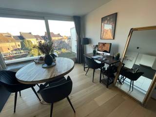 Duplexappartement met 1 slaapkamer op verdiep, in een kleinschalig gebouw.  Gelegen vlakbij het station in de vernieuwde groene fiets-...