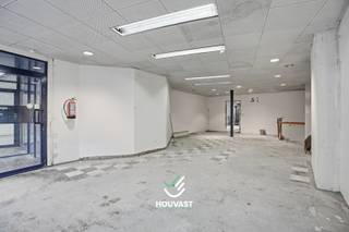 Bent u op zoek naar een commerciële ruimte die u volledig naar eigen smaak en concept kunt inrichten? Dan is dit casco handelspand in de Generaal Baron Jaecquesstraat 18 te Diksmuide een unieke opportuniteit.<br />Gelegen in een levendige en centrale winkelstraat geniet dit pand van een uitstekende visibiliteit en een vlotte bereikbaarheid. Dankzij de strategische ligging bevindt u zich midden in het commerciële hart van de stad, omringd door diverse handelszaken en met een constante passage van potentiële klanten.<br />Het pand wordt casco aangeboden, wat u de vrijheid geeft om de inrichting volledig af te stemmen op uw activiteit en huisstijl. Of u nu een winkel, kantoor, praktijk of horecazaak wil starten, deze ruimte vormt de ideale blank canvas voor uw ondernemersplannen.<br />Met een oppervlakte van 58 m² op het gelijkvloers en een bijkomende kelder van 50 m² beschikt u over voldoende ruimte voor zowel commerciële invulling als stockage.<br />Bijkomend is er de mogelijkheid tot aankoop van een appartement, gelegen vlak achter het handelspand, dat in 2026 volledig gerenoveerd werd. Ideaal als woonst voor uzelf of als interessante investering.<br /><strong>Troeven:</strong>
<ul>
<li><span>Centrale ligging in winkelstraat </span></li>
<li><span>Casco pand: volledig naar eigen wens in te richten </span></li>
<li><span>58 m² handelsruimte op het gelijkvloers </span></li>
<li><span>Kelder van 50 m² voor extra opslag </span></li>
<li><span>Mogelijkheid tot aankoop van volledig gerenoveerd appartement (2026) achterliggend </span></li>
<li><span>Sterke visibiliteit en commerciële ligging </span></li>
</ul>
<strong>Vraagprijs: €130.000</strong><br />Grijp deze kans om uw zaak te vestigen op een toplocatie in Diksmuide en realiseer uw commerciële visie vanaf nul.<br />Interesse? Neem vandaag nog contact op voor meer informatie of een bezoek ter plaatse.<br />