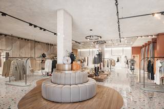 <p>Ontdek deze commerciële casco handelsruimte van 272 m² op het gelijkvloers van de moderne nieuwbouwresidentie Louise, centraal gelegen in Schepdaal. Deze zichtbare en vlot bereikbare locatie biedt ondernemers een uitstekende opportuniteit om zich te vestigen in het hart van het dorp. De ruime open indeling laat volledige vrijheid in inrichting en maakt de ruimte geschikt voor uiteenlopende commerciële activiteiten zoals een winkel, praktijk of kantoor.</p>
<p>Dankzij het grote etalageraam geniet de handelsruimte van maximale visibiliteit en veel natuurlijke lichtinval, wat bijdraagt aan een aantrekkelijke uitstraling. De centrale ligging, op wandelafstand van winkels, scholen en openbaar vervoer, zorgt voor een constante passage en versterkt het commerciële potentieel. Een ideale keuze voor wie op zoek is naar een flexibele, goed gelegen handelsruimte met toekomstperspectief in Schepdaal.</p>