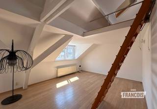 Lichtrijk appartement met mezzanine – centrum Oostende!<br /><br />Op zoek naar een gezellig, instapklaar appartement op een topligging in Oostende? Dit zeer mooie, lichtrijke appartement bevindt zich op de derde verdieping van een kleinschalige en rustige residentie, pal in het centrum van Oostende.<br /><br />Het appartement werd mooi gerenoveerd en verkeert in uitstekende staat. De aangename leefruimte geniet van veel natuurlijk licht en sluit aan op een volledig uitgeruste keuken, voorzien van alle nodige toestellen.<br /><br />Er is een ruime slaapkamer en een extra slaapruimte op de mezzanine, ideaal als tweede slaapkamer, bureau of hobbyruimte.<br /><br />Dankzij het gunstige EPC is het appartement bovendien energiezuinig. Alles is netjes in orde en het appartement is onmiddellijk beschikbaar.<br /><br />Er is geen lift, dus geen extra kosten! <br /><br />Voor de verwarming wordt 40€ voorschot gevraagd met afrekening jaarlijks. <br /><br />Een echte topper voor wie comfortabel en centraal wil wonen!<br /><br />Interesse? Neem gerust contact op voor meer informatie of een bezoek via marie@immofrancois.be <br /><br />