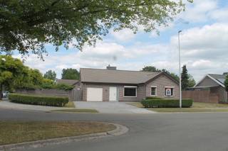 Mooi gerenoveerde bungalow in rustige woonwijk<br /><br />Inkom met apart toilet<br />Ruime living met prachtig ingerichte open keuken<br />Garage/wasplaats met toegang naar bergzolder<br />2 slaapkamers<br />Grote luxueuze badkamer met lavabomeubel, ligbad, inloopdouche en toilet<br />Behalve de inpandige garage is er nog heel wat parkeerruimte op de oprit en naast de woning<br />In de mooie zon-gerichte en volledig afgemaakte tuin zijn er 2 terrassen en een ruim tuinhuis met extra overdekt gedeelte<br />Er zijn verschillende uitbreidingsmogelijkheden om bij te bouwen aan de woning.<br /><br />Pluspunten:<br />gelegen op het einde in een rustige woonwijk<br />vlakbij centrum Wachtebeke<br />E34 en ring van Gent op enkele minuten rijden<br />Volledig en mooi gerenoveerd<br />Mogelijkheid om bij te bouwen