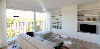 Dit prachtig appartement in Sint-Michiels biedt een comfortabele en elegante leefruimte in een aangename buurt. Het beschikt over een ruime, lichte woonkamer met veel natuurlijk daglicht, een moderne open keuken en een charmant balkon waar u heerlijk kunt ontspannen en genieten van het uitzicht. Daarnaast zijn er lichtarmaturen, stores en gordijnen aanwezig die extra sfeer en functionaliteit toevoegen. <br /><br />De 2 slaapkamers zijn royaal bemeten en voorzien van ingebouwde kasten, wat bijdraagt aan een sfeervolle en rustige slaapomgeving. Daarnaast beschikt de masterbedroom van een automatische lichtverduistering. Alsook is er een volledig ingerichte bureau aanwezig. Er is nog een extra ruimte aanwezig voor de was-en droogkast. De prachtige badkamer met dubbele lavabo is afgewerkt met hoogwaardig materiaal en uitgerust met eigentijdse voorzieningen die voldoen aan al uw wensen. Bovendien behoort een gelijkvloerse garagebox met automatische poort tot het appartement, wat extra comfort en veiligheid biedt. De locatie is zeer gunstig, vlakbij het centrum van Brugge, winkels en openbaar vervoer, wat het dagelijkse leven bijzonder gemakkelijk maakt.<br /><br />Dit appartement in Sint-Michiels combineert comfort, functionaliteit en een uitstekende ligging. Het is de ideale plek om na een drukke dag tot rust te komen en volop te genieten van het leven in een levendige, maar toch vredige omgeving. Een perfecte woonkeuze voor wie waarde hecht aan kwaliteit, stijl en gemak.<br /><br />€100 forfait A.O.