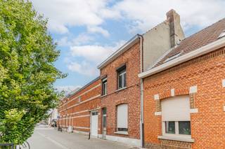 Ligging: gelegen in hartje centrum van Turnhout in een rustige straat vlakbij scholen, winkels, openbaar vervoer en met een vlotte verbinding naar autostrade E34.<br /><br />Omschrijving: <br />Deze stadswoning is ideaal voor handige harry's en klussers die een woning van beneden tot boven terug willen heropbouwen. De woning is centraal en rustig gelegen en beschikt reeds over een goede indeling maar moet volledig vernieuwd worden. <br />Op het gelijkvloers bestaat de woning uit een inkomhal, een ruime leefruimte met aansluitend een keuken en naastliggend de badkamer. Op de eerste verdiepingen vinden we 2 ruime slaapkamers en een vaste trap naar de zolder dewelke als ruime derde slaapkamer kan fungeren. <br />De woning is gelegen op een perceel van ca. 125m² en beschikt over een gezellige stadstuin.
