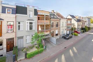 Aan de Van Den Hautelei 176 in Deurne-Zuid bieden we u dit uniek herenhuis te koop aan, vlakbij het geliefde Boekenbergpark. Dit herenhuis zijn...