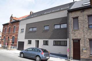 Energiezuinig appartement met Z-O gericht terras en garage(nabij station, vlotte toegankelijkheid via invalswegen)Samenstelling:Een inkomhal met...