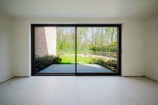 <p><strong>BEN-woonerf in het hart van Dikkelvenne – exclusief wonen in het groen</strong></p>
<p>In het charmante en landelijke Dikkelvenne verrijst dit kleinschalige en kwalitatieve woonerf bestaande uit <strong>6 energiezuinige woningen</strong>. Het project omvat <strong>4 nieuwbouwwoningen</strong> en <strong>2 volledig gerenoveerde entiteiten (vernieuwbouw)</strong>, ontworpen met oog voor <strong>comfort, privacy en maximale lichtinval</strong>.</p>
<p>De woningen voldoen aan strenge energieprestaties (<strong>max. S31 en E30</strong>) en zijn uitgerust met moderne technieken die zorgen voor een duurzame en toekomstgerichte woonervaring.</p>
<p><strong>Unieke ligging</strong></p>
<p>Gelegen in een uitzonderlijk groene omgeving geniet u hier dagelijks van rust en natuur.<br />Vanop uw terras heeft u een prachtig zicht op het park en het naastgelegen kasteel – een zeldzame troef die dit project echt bijzonder maakt.</p>
<p><strong>Hoogwaardige afwerking &amp; technieken</strong></p>
<p>Elke woning is standaard voorzien van:</p>
<ul>
<li>Lucht/water-warmtepomp</li>
<li>Vloerverwarming</li>
<li>Uitstekende isolatie</li>
<li>Ventilatiesysteem volgens de huidige normen</li>
</ul>
<p><strong>Praktische info</strong></p>
<ul>
<li><strong>9 privatieve parkeerplaatsen</strong> achteraan het woonerf (exclusief voor bewoners)</li>
<li>Verkoopprijs omvat:</li>
<ul>
<li>Volledig afgewerkte woning (<strong>excl. keuken</strong>)</li>
<li>Buitenaanleg</li>
<li>Eén parkeerplaats</li>
</ul>
<li>Vermelde oppervlaktes zijn <strong>bruto oppervlaktes</strong></li>
</ul>
<p><strong>Aankoopvoorwaarden</strong></p>
<ul>
<li><strong>Nieuwbouwwoningen (4)</strong>:</li>
<ul>
<li>Registratierechten op grondaandeel</li>
<li>BTW op constructieaandeel</li>
<li>Mogelijkheid tot aankoop aan <strong>6% BTW</strong> (onder voorwaarden)</li>
</ul>
<li><strong>Gerenoveerde entiteiten (2)</strong>:</li>
<ul>
<li>Registratierechten op grondaandeel</li>
<li><strong>21% BTW</strong> op constructieaandeel</li>
</ul>
</ul>
<p><strong>Waarom kiezen voor dit project?</strong></p>
<ul>
<li>Energiezuinig en toekomstgericht wonen</li>
<li>Rustige, groene topligging</li>
<li>Kleinschalig en exclusief karakter</li>
<li>Hoog wooncomfort en kwalitatieve afwerking</li>
</ul>
Contacteer Anthony voor meer informatie op <strong>0488 14 62 77</strong><br />
<p></p>