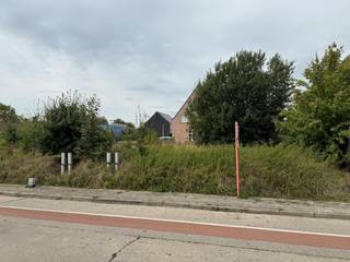 Unieke kans voor wie wil bouwen op een gunstige locatie in Aalter!<br /><br />Deze bouwgrond van 296 m² is gelegen op een uitstekende locatie, op korte afstand van het centrum van Aalter. De grond is geschikt voor halfopen bebouwing en beschikt reeds over een verkregen omgevingsvergunning, waardoor je snel aan de slag kunt met jouw bouwproject.<br /><br />De ligging is één van de grootste troeven: je woont hier rustig en toch vlak bij alle belangrijke voorzieningen. Het station van Aalter, scholen, winkels, horeca en het centrum bevinden zich allemaal in de nabije omgeving.<br /><br />Troeven:<br /><br />- Bouwgrond van 296 m²<br />- Geschikt voor halfopen bebouwing<br />- Reeds vergunde bouwplannen / omgevingsvergunning<br />- Gelegen nabij het centrum van Aalter<br />- Op korte afstand van het station<br />- Scholen en winkels vlot bereikbaar<br />- Ideale ligging voor wie comfortabel en centraal wil wonen<br /><br />Een interessante opportuniteit voor particulieren, gezinnen of investeerders die op zoek zijn naar een bouwgrond met een uitstekende ligging én het voordeel van een reeds verkregen vergunning.<br /><br />De eigendom wordt aangeboden via de Pre-sale formule. Op 05/10/2026 tussen 16:00 en 17:00 kan u de bouwgrond op afspraak komen bezichtigen en een bod uitbrengen. De vermelde prijs is een instelprijs. Voor meer info, gelieve contact op te nemen met de dossierverantwoordelijke.<br /><br />Bestuursmaatregelen in het maatregelenregister: nee