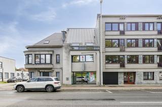 Op een steenworp van het bruisende centrum van Oostende, vind je deze unieke woning. Het pand uit 2003 combineert perfect een ruime gezinswoning met een volledig uitgeruste kantoorruimte, wat het een ideale kans maakt voor wie op zoek is naar een evenwicht tussen wonen en werken, of een slimme investering wil doen.De woning heeft een totale bewoonbare oppervlakte van maar liefst 150 m² en is voorzien van vier volwaardige slaapkamers. De badkamer is uitgerust met een douche. De zolder is al volledig geïsoleerd, wat de mogelijkheid biedt om deze ruimte eenvoudig om te vormen tot een extra slaapkamer, hobbyruimte of speelkamer.Het 70 m² kantoor, dat perfect is voor een vrij beroep of als praktijkruimte, heeft een aparte ingang. Het grote pluspunt hierbij zijn de aparte nutstellers, wat een eenvoudige opsplitsing in twee eenheden mogelijk maakt. Dit opent de deur naar verschillende opties.Buiten geniet je van een leuke, onderhoudsvriendelijke tuin, een oase van rust midden in de stad. Daarnaast is er een regenwaterput aanwezig. Het pand is volledig instapklaar en werd steeds goed onderhouden.Dit is een zeldzame kans om een pand te kopen dat flexibiliteit, comfort en een strategische ligging combineert. Ideaal voor de zelfstandige die droomt van werken aan huis, of de investeerder die op zoek is naar een rendabele en veelzijdige eigendom.Bent u op zoek naar bedrijfsvastgoed bestaande uit een kantoor met woning te koop? Aarzel dan zeker niet om contact op te nemen.