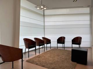 <p><strong>Ruim en professioneel ingericht praktijkpand op het gelijkvloers, momenteel ingericht voor medische activiteiten en bijzonder geschikt voor artsen, specialisten, tandartsen, een groepspraktijk of een multidisciplinair centrum. Dankzij de veelzijdige indeling en de verschillende afzonderlijke ruimtes biedt het pand bovendien mogelijkheden voor andere professionele activiteiten, zoals vrije beroepen, therapeutische dienstverlening, consultancy of kantoorfuncties.</strong></p>
<p><span>De praktijk beschikt over een doordachte en functionele indeling, waarbij patiëntenontvangst, consultatie en ondersteunende functies efficiënt op elkaar aansluiten.</span></p>
<p><span>Centraal bevinden zich een ruime ontvangstruimte met receptie en wachtzaal, vanwaar de verschillende praktijkruimtes vlot bereikbaar zijn. Het geheel omvat </span><strong><span>vijf afzonderlijke kabinetten/consultatieruimtes </span></strong>(kabinet 1 ca. 5,29m x 4,68m, kabinet 2 ca. 4m x 3,5m, kabinet 3 ca. 3,74m x 3,8m, kabinet 4 ca. 3,4m x 3,7m en kabinet 5 ca. 4,78m x 5,29m)<span>, aangevuld met een </span><strong><span>aparte radiologieruimte</span></strong> (ca. 4m68 x 3m36)<span>.</span></p>
<p><span>Een bijzondere troef is de specifiek ingerichte medische zone met </span><strong><span>operatiekamer </span></strong>(ca. 5m95 x 4m13)<strong><span>, sas en recoveryruimte</span></strong><span>. Hierdoor biedt het pand interessante mogelijkheden voor gespecialiseerde medische en tandheelkundige activiteiten en kleinere ingrepen. Daarnaast zijn er een </span><strong><span>afzonderlijke sterilisatieruimte</span></strong><span> en diverse technische en ondersteunende ruimtes.</span></p>
<p><span>Verder beschikt de praktijk over een </span><strong><span>aparte vergaderruimte met kitchenette</span></strong><span>, die uitstekend dienst kan doen als personeelsruimte, overleglokaal of pauzeruimte. Meerdere sanitaire voorzieningen, een logische circulatie tussen de verschillende ruimtes en de praktische organisatie rond receptie en wachtzaal dragen bij aan het comfort van zowel patiënten als medewerkers.</span></p>
<p><span>Ook de </span><strong><span>kelderverdieping</span></strong><span> vormt een belangrijke meerwaarde. Hier bevinden zich een aanzienlijke archief- en opslagruimte, bijkomende kelderruimte en een afzonderlijke technische ruimte. Deze verdieping biedt ruime mogelijkheden voor het stockeren van materiaal, dossiers en andere praktijkbenodigdheden.</span></p>
<p><strong><span>Uitstekend en centraal gelegen</span></strong><span>, nabij belangrijke in- en uitvalswegen en de autosnelweg, met een goede aansluiting op het openbaar vervoer. Diverse parkeermogelijkheden voor de deur zorgen voor een vlotte bereikbaarheid voor zowel patiënten als medewerkers.<br /><br /></span><span><strong>BIJZONDERHEDEN: <br /></strong></span>* Ruim en lichtrijke praktijkruimte gelegen op de gelijkvloerse verdieping op een hoek<br />* Ingerichte praktijkruimtes met bureau, lavabo in een meubel met opbergkasten<br />* Geautomatiseerde acclimatisering, rolluiken achteraan, alarm, videofonie, interne telefonie<br />* Centraal gelegen te Wilrijk</p>