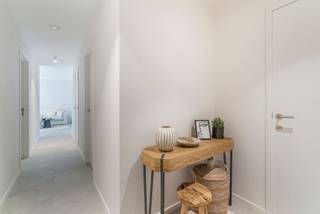 Dit nieuwbouwappartement met 3 slaapkamers is gelegen op het gelijkvloerse verdiep van Residentie Patersvat.<br /><br />Het appartement heeft een uiterst goede verbinding en is centraal gelegen aan het station van Diksmuide. Diverse lokale handelaars en grootwarenhuizen bevinden zich allen op wandelafstand. <br /><br />Dit lichtrijk appartement wordt betreden via de gemeenschappelijke inkomhal waar ook de brievenbussen terug te vinden zijn. Via de inkomhal met apart gastentoilet komt men in de lichtrijke leefruimte met bureauhoek. Hier bevindt zich ook de open keuken die voorzien is van een combi-oven, vitro-keramische kookplaat, dampkap, koelkast, vaatwasmachine en een spoelbak (AEG toestellen). Verder zijn er 3 slaapkamers, een badkamer voorzien van lavabo en inloopdouche en een bergruimte waar tevens ook alle technieken toekomen. <br /><br />Dit appartement beschikt over 2 ruime terrassen van 7,52 m² en 25m².<br /><br />Uiteraard beschikt deze topper over een gemeenschappelijke fietsberging.<br /><br />Parkeerplaats: €50/maand<br /><br />Gemeenschappelijke lasten: €50/maand<br /><br />Beschikbaar vanaf: overeen te komen.<br /><br />
