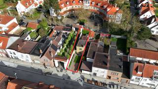 Op een rustige ligging in de Jan Devischstraat te Knokke bieden wij deze te slopen of volledig te renoveren woning aan. De woning beschikt over een gevelbreedte van 6 meter en een totale oppervlakte van 167 m². Het perceel is ideaal georiënteerd en biedt tal van ontwikkelingsmogelijkheden.<br /><br />De ligging is bijzonder gunstig: centraal en op wandelafstand van het commerciële centrum. Vooraan geniet u van een oprit met parkeermogelijkheid op eigen terrein. Naast het perceel de inrit van het Witte Duivenhof. Er is toegang achteraan tot het perceel. <br /><br />Indeling van de woning: inkomhal, de leefkeuken uitgerust met alle toestellen, de woonkamer met zit- en eetruimte. Op het gelijkvloers bevindt zich eveneens de badkamer met inloopdouche, lavabo en aansluiting voor wasmachine en droogkast.<br /><br />Achteraan de woning ligt een aangename stadstuin met tuinberging. Bovendien is het mogelijk om een doorgang te creëren naar de achterliggende straat. Op de eerste verdieping bevinden zich twee ruime slaapkamers.<br /><br />Een interessant perceel met veel potentieel.<br /><br />Bezoeken? Graag na afspraak met Willem Cauwels op tel 050.89.27.70