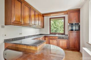 Dit rustig gelegen stijlvol tweeslaapkamerappartement van 130 m² biedt je in het hart van Anzegem een uitzonderlijke woonbeleving, waar ruimte, comfort en tijdloze elegantie elkaar versterken. Vanaf het moment dat je binnenkomt, voel je de warme sfeer dankzij de verfijnde houten accenten en natuurlijke materialen.<br /><br />De <strong>volledig uitgeruste keuken</strong>, met houten kasten en een elegant granieten werkblad, vormt een harmonieuze en praktische plek voor wie graag kookt. De aansluitende eetruimte vloeit naadloos over in de <strong>gezellige zithoek met parketvloer </strong>— de ideale setting om thuis volop te genieten.<br /><br />Daarnaast geniet je van een ruim, <strong>zuid terras van 29 m².</strong><br /><br />De <strong>twee comfortabele slaapkamers en de verzorgde badkamer met ligbad</strong> bieden je alle ruimte om na een drukke dag heerlijk tot rust te komen. Dankzij de vele ingemaakte kasten geniet je bovendien van discrete en efficiënte opbergruimte doorheen de hele woning.
<h3>Praktisch</h3>

<ul>
	<li>Huurprijs: € 750 / maand</li>
	<li>Syndic: € 60 / maand</li>
	<li>Optionele garage: € 50 / maand</li>
</ul>

<h3>Interesse? Schrijf je in voor het bezoekmoment op 4 december (16u–17u) of 8 december (16u30–17u30).</h3>
Kies een tijdsslot naar keuze via de zwarte knop 'maak nu een afspraak' op onze website. Heb je vragen? Contacteer Sarah via sarah@maesconceptimmo.be.