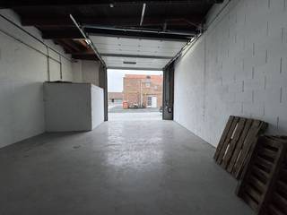 Zoekt u een hoogwaardige en veilige opslagruimte met uitstekende toegankelijkheid en basisvoorzieningen? Deze perfect onderhouden loods,...