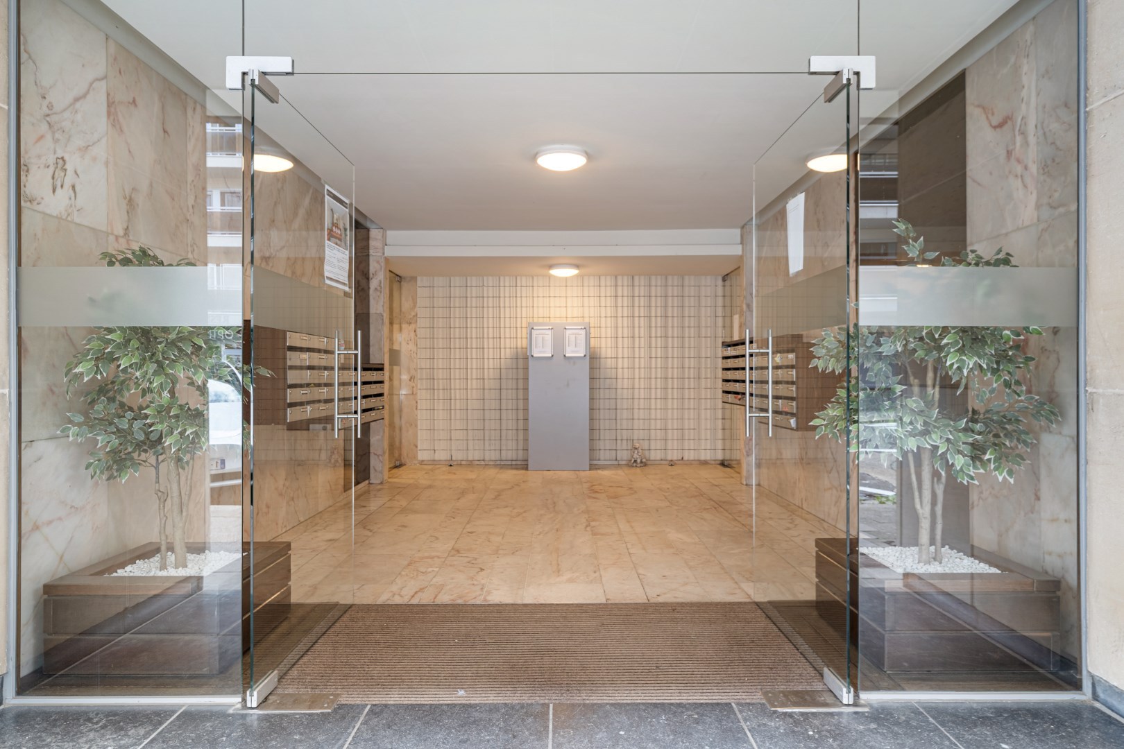 Handelspand/Kkantoor/ vrijberoep TE HUUR op toplocatie, 226m², ruime parkeergelegenheid - foto 2