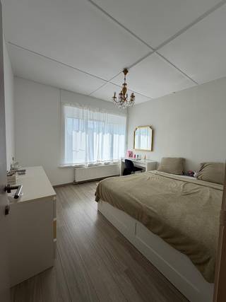 Ben jij op zoek naar een instapklare gezinswoning in het gezellige Rumbeke? Dan is dit misschien wel jouw nieuwe thuis!<br /><br />Achter deze gevel ontdek je een verrassend ruime woning met een lichtrijke leefruimte, een grote keuken waar kookliefhebbers zich helemaal kunnen uitleven, 4 slaapkamers en 2 badkamers.<br /><br />Buiten geniet je van een gezellige stadstuin waar je heerlijk kan ontspannen of vrienden uitnodigt voor een zomerse barbecue. Met een cocktail onder de palmboom waan je je even op vakantie. 🌴🍹<br /><br />Dankzij de gunstige ligging woon je vlak bij scholen, winkels, speelpleinen, het Frunpark en heb je een vlotte verbinding naar alle belangrijke invalswegen.<br /><br />✨ Troeven op een rij:<br />🛏️ 4 ruime slaapkamers<br />🛁 2 badkamers<br />🚽 2 toiletten<br />🍽️ Ruime keuken<br />☀️ Lichtrijke leefruimte<br />🌿 Gezellige stadstuin<br />🚗 Garage + extra was- en bergruimte<br />🚘 Veel parkeergelegenheid voor de deur<br />❄️ 2 airco's<br />🪟 Deels elektrische rolluiken/ramen (pas aan indien nodig)<br />⚡ Conforme elektriciteit<br />☀️ 10 zonnepanelen<br />🏠 Geen renovatieplicht (gunstig EPC)<br />📍 Topligging in Rumbeke, dichtbij scholen, winkels, Frunpark en invalswegen<br />💰 Richtprijs: € 298.000<br /><br />Paar ruimtes op foto te zien met AI bewerking dit om mee te geven wat je van de ruimtes zou kunnen maken met enkel een likje verf en kleine aanpassingen.<br /><br />📩 Interesse? Stuur gerust een privébericht of mail naar vanessa.duyck86@gmail.com om een bezoek in te plannen. Wie weet wordt dit binnenkort jouw droomhuis.<br />