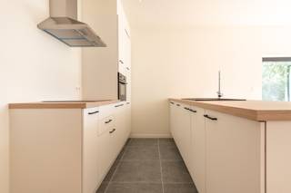 <p>Op zoek naar een modern, ruim en comfortabel appartement op een centrale locatie? Dit prachtige nieuwbouw duplex appartement met twee slaapkamers, gelegen aan de Stationsstraat 15 in Willebroek, combineert hedendaags wooncomfort met een praktische ligging. Dankzij de nabijheid van het centrum, het station, winkels en andere dagelijkse voorzieningen geniet u hier van een bijzonder aangename woonomgeving met alles binnen handbereik.</p><p>Het appartement is verdeeld over twee verdiepingen, waardoor het aanvoelt als een echte woning en er een mooie scheiding ontstaat tussen de leef- en slaapruimtes. De doordachte indeling, moderne afwerking en grote raampartijen zorgen voor een aangename en lichtrijke sfeer doorheen het volledige appartement.</p><p> </p><p>Bij het betreden van het appartement komt u terecht in een ruime en lichtrijke leefruimte, waar voldoende plaats is voor zowel een gezellige zithoek als een volwaardige eetruimte. De open indeling versterkt het ruimtelijke gevoel en maakt van deze verdieping een aangename plek om tot rust te komen of gasten te ontvangen.</p><p> </p><p>Aansluitend bevindt zich de moderne open keuken, die mooi geïntegreerd werd in de leefruimte. Dankzij de hedendaagse uitstraling en praktische indeling vormt de keuken het centrale punt van de woonverdieping. De combinatie van keuken en leefruimte creëert een open en gezellige woonomgeving die perfect aansluit bij het hedendaagse wooncomfort.</p><p> </p><p>Op de slaapverdieping bevinden zich twee volwaardige slaapkamers. Beide kamers bieden voldoende ruimte voor een comfortabel bed en bijkomende kasten of een bureau. Hierdoor is het appartement geschikt voor een koppel, een klein gezin of iemand die graag over een aparte bureau- of logeerkamer beschikt.</p><p>Daarnaast beschikt het appartement over een moderne badkamer, uitgevoerd in dezelfde hedendaagse stijl als de rest van de woning. Dankzij de praktische verdeling over twee verdiepingen blijven de privévertrekken mooi afgescheiden van de leefruimtes.</p><p>Als nieuwbouwappartement voldoet de woning aan de hedendaagse normen op het vlak van wooncomfort en energiezuinigheid. Dit zorgt niet alleen voor een aangenaam binnenklimaat, maar draagt ook bij aan een efficiënt energieverbruik.</p><p> </p><p>Een bijkomende troef is de aanwezigheid van een ondergrondse autostaanplaats, waardoor u steeds beschikt over een vaste en veilige parkeerplaats. Bovendien is er een aparte berging voorzien, ideaal voor het stockeren van fietsen, huishoudelijke spullen of andere materialen.</p><p>De ligging aan de Stationsstraat in Willebroek is bijzonder praktisch. Het station bevindt zich vlakbij, waardoor u beschikt over een vlotte verbinding met omliggende steden. Ook het centrum van Willebroek, winkels, horeca en andere voorzieningen zijn gemakkelijk bereikbaar. Dankzij de goede verbinding met belangrijke invalswegen is het appartement bovendien interessant voor wie zich regelmatig met de wagen verplaatst.</p><p></p><p><strong>Huurprijs: € 1.150 per maand</strong><br /><strong>Gemeenschappelijke kosten: € 90 per maand</strong></p>