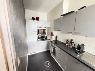 Op een centrale locatie in het hart van Brussel bevindt zich deze ruime duplex van maar liefst 127 m², gelegen op de derde verdieping van een verzorgd gebouw. Dankzij de royale oppervlakte, de twee slaapkamers en de indeling over twee verdiepingen biedt deze woning een aangename combinatie van ruimte, comfort en privacy.<br /><br />De duplex beschikt over een ruime leefruimte die voldoende mogelijkheden biedt voor een comfortabele zithoek en een afzonderlijke eetplaats. De keuken sluit hier praktisch op aan en vormt samen met de leefruimte een aangename plek om te wonen en te ontspannen.<br /><br />De woning beschikt over twee slaapkamers. De indeling zorgt voor een duidelijke scheiding tussen de leef- en slaapruimtes en biedt daardoor een aangenaam gevoel van ruimte en privacy. Daarnaast is er een badkamer en zijn er de nodige praktische voorzieningen aanwezig.<br /><br />De ligging is een absolute troef. Vanuit de woning bereikt u op korte wandelafstand de Grote Markt, talrijke winkels, restaurants, cafés en culturele bezienswaardigheden. <br /><br />Gemeenschappelijke lasten: €135/maand<br />Provisie (water, verwarming, verzekering): €150/maand