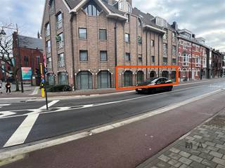 Verkoop wegens verhuis.  Gelijkvloerse kantoorruimte gelegen in een gebouwencomplex.  Indeling gelijkvloers: 3 open ruimtes, tesamen 232 m²...