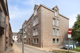 <p><strong>Opbrengsteigendom – 8 verhuurde appartementen te koop in centrum Diest</strong></p>

<p><strong>Investeer zonder zorgen</strong> in dit appartementsgebouw met <strong>8 volledig verhuurde appartementen</strong>, gelegen in het <strong>levendige hart van Diest</strong>. Alles ligt op wandel- en fietsafstand: <strong>winkels, scholen, openbaar vervoer en het treinstation</strong>. Dankzij de centrale ligging en de constante vraag naar huurwoningen in de stad, is dit een <strong>zekere en stabiele belegging</strong>.</p>

<p><strong>Direct rendement</strong> – vanaf dag één profiteer je van de huuropbrengsten, zonder leegstand of renovatieverplichtingen.</p>

<h3>Indeling per appartement:</h3>

<p>Inkomhal, apart toilet, berging, woonkamer, keuken, nachthal, badkamer met ligbad, twee slaapkamers en een <strong>privatieve kelderberging</strong> met aansluiting voor wasmachine en droogkast.</p>

<h3>Extra voorzieningen:</h3>

<p>Een <strong>gemeenschappelijke fietsenberging</strong> achter het gebouw, extra in trek bij stedelijke huurders.</p>

<h3>Troeven:</h3>

<ul><li>
	<p><strong>100% verhuurd – onmiddellijke inkomsten</strong></p>
	</li><li>
	<p><strong>Centrale ligging</strong> met alles binnen handbereik</p>
	</li><li>
	<p><strong>Onderhoudsvriendelijke indeling</strong> met 2 slaapkamers per unit</p>
	</li><li>
	<p><strong>Privatieve kelderberging + fietsenstalling</strong> voor alle bewoners</p>
	</li></ul>

<p>Of je nu kiest voor <strong>langetermijnrendement</strong> of de mogelijkheid om op termijn elk appartement afzonderlijk te verkopen, dit pand biedt je <strong>zekerheid, stabiliteit en groeipotentieel</strong>.</p>