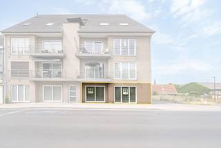 Welkom in dit volledig instapklare gelijkvloers appartement in het centrum van Zwevegem.<br />Dankzij de uitstekende en strategische ligging geniet je van alle troeven binnen handbereik: winkels, voorzieningen, recreatiemogelijkheden en het bruisende centrum bevinden zich op wandelafstand. <br /><br />Via de inkomhal betreden we het appartement en komen we terecht in de zeer aangename leefruimte, dankzij de grote raampartijen geniet u hier van een open en ruimtelijk gevoel. Bovendien staat de woonkamer in directe verbinding met de open keuken, wat zorgt voor een gezellige en praktische indeling.<br /><br />Achteraan het appartement bevinden zich 2 volwaardige slaapkamers. Verder beschikt het appartement over een badkamer, een apart toilet en een praktische technische berging.<br /><br />Absolute troef: de zeer ruime garage met elektrische poort, ideaal voor het veilig parkeren van uw wagen of extra stockage.<br /><br />Interesse? Neem snel contact op en ontdek zelf alle troeven van dit appartement tijdens een bezoek!<br /><br />Ref: RVP/26063/K<br />EPC: 176 kWh, UC:20260522-0003875678-RES-1