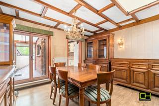 Ontdek deze charmante gesloten bebouwing gelegen in de rustige Spellewerkstraat. Met een bewoonbare oppervlakte van 135 m² op een perceel van 360 m² biedt deze woning tal van mogelijkheden voor wie op zoek is naar ruimte en potentieel.<br /><br />Bij het betreden van de woning komt u in de inkomhal, die toegang geeft tot een bureau – ideaal voor thuiswerk of een hobbyruimte. De lichtrijke ruime woonkamer sluit aan op de functionele keuken. Verder beschikt de woning op het gelijkvloers van een badkamer en toegang tot de droge kelderruimte.<br /><br />Op de bovenverdieping bevinden zich twee volwaardige slaapkamers en een zolder, die dankzij zijn potentieel kan worden ingericht naar eigen wens, bijvoorbeeld als extra kamers of hobbyruimte.<br /><br />Achteraan de woning geniet u van een gezellig terras, bergruimte en een aangename tuin, perfect om tot rust te komen of te ontspannen met familie en vrienden.<br /><br />De woning dient volledig gemoderniseerd te worden, maar biedt hierdoor een unieke kans om ze volledig naar eigen smaak en hedendaagse normen in te richten.<br /><br />Gelegen in een rustige straat met voldoende parkeergelegenheid en nabij winkels en andere voorzieningen.<br /><br />Bezoekdag: VOLZET <br />